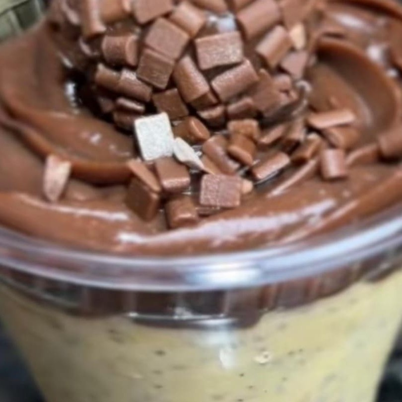 Delicioso mousse de maracujá com cobertura de brigadeiro e um docinho de brigadeiro encima
