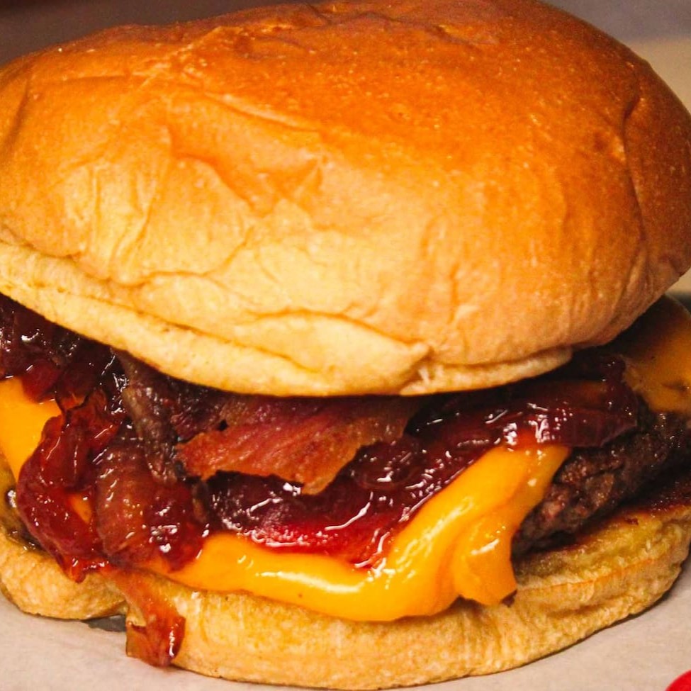 Blend da casa, queijo cheddar, bacon, cebola caramelizada e molho barbecue