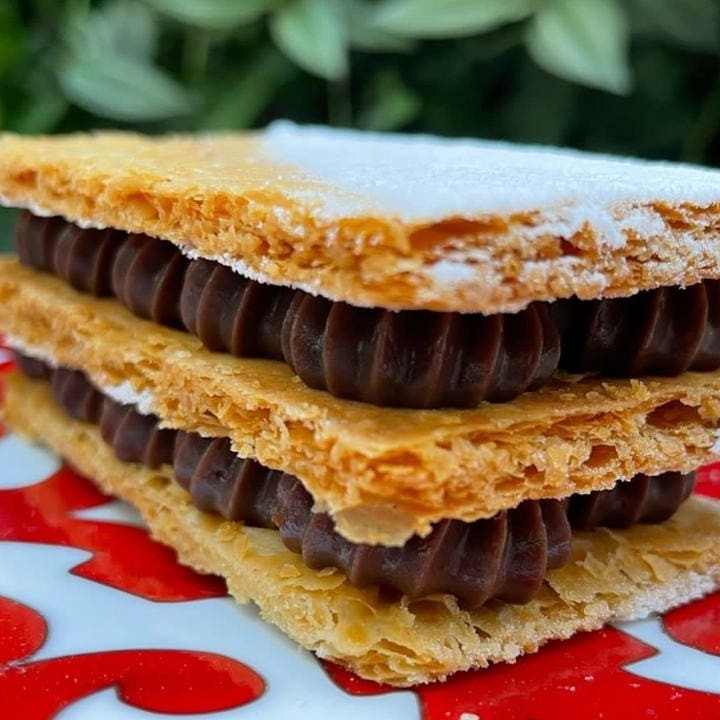 Camadas de massa folhada com creme patissière de chocolate.