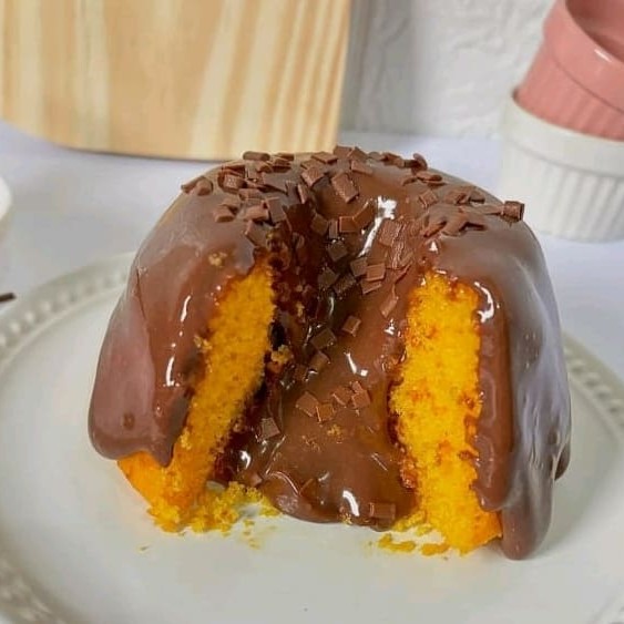 Bolo de massa fofinha de cenoura coberta com recheio bem cremoso de brigadeiro 50% cacau, finalizado com granulado de chocolate nobre. Serve até 2 pessoas.