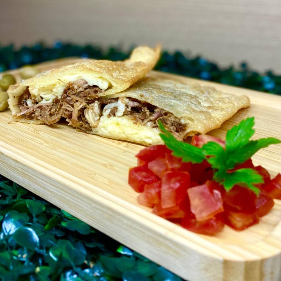 Nosso delicioso pastel de 180 gramas e massa da melhor qualidade ,recheado de costela bovina desfiada e mussarela ralada, podendo adicionar o complemento da sua preferência.