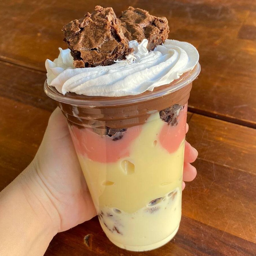 ➡️ Napolitano - Creme de ninho, Brownie, Brigadeiro de morango, Brigadeiro de Chocolate e Brigadeiro Ninho.