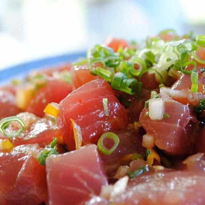 Atum fresco em cubos, teryaki, cream cheese, arroz, cebolinha, gergelim, manga, pepino, kani e massa de harumaki frita.