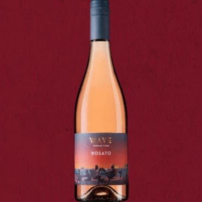 Produzido com as uvas Nerello Mascale e Syrah, esse rosé tem a cara do verão. Um vinho de uma coloração rosada, atraente. Dono de um aroma rico em frutas com notas de morangos frescos, framboesa, groselha. Na boca a acidez é presente e muito refrescante fazendo desse vinho um aliado para os dias mais quentes. Acompanha perfeitamente pratos leves como frutos do mar, peixes, saladas e até mesmo aquele momento ao lado de uma piscina. E para dar um charme ainda maior, esse vinho faz parte de uma edição de rótulos colecionáveis, cada garrafa um rótulo diferente.