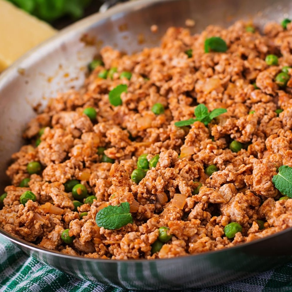 Carne moída ao molho com purê arroz e farofa.