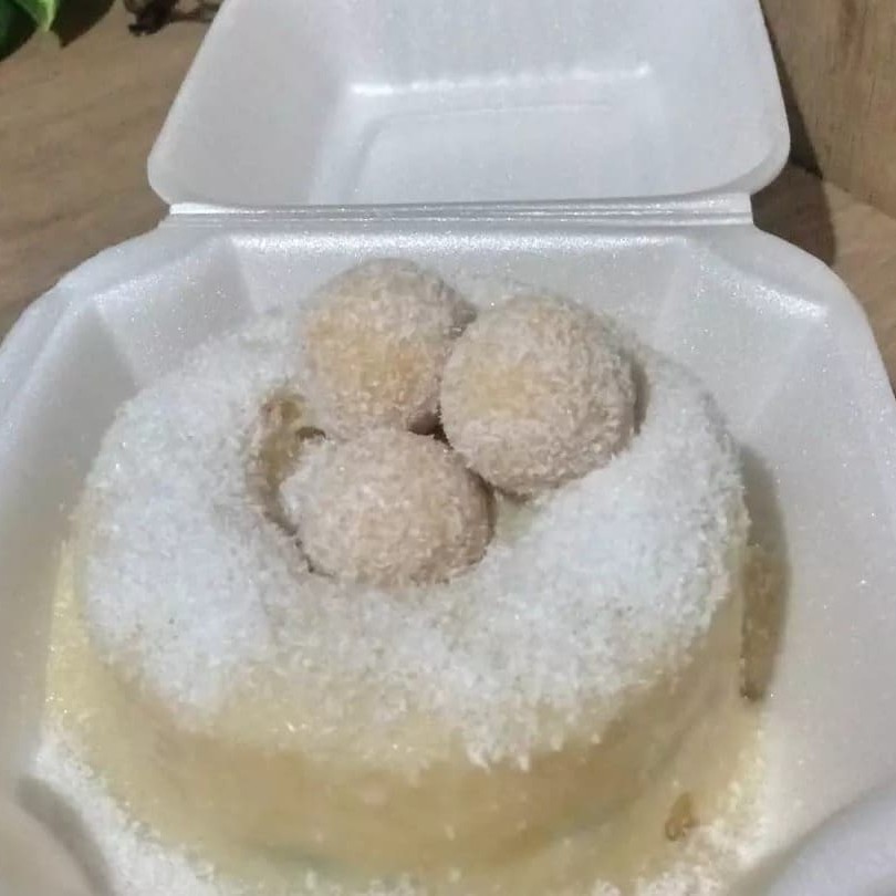 Massa Branca, cobertura de brigadeiro cremoso de Coco e Finalizado com raspas de Coco.