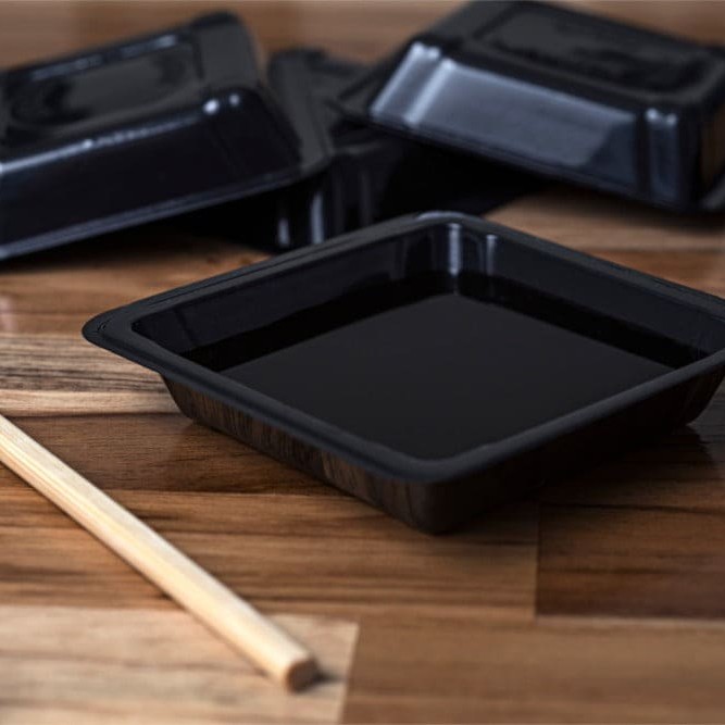 Nosso kit acompanha dois pares de hashis, yakisobas enviamos shoyu, molho agridoce para os harumakis salgados; para os hots enviamos teryaki e shoyu. Gengibre e wasabi deve ser selecionado no próprio item. Caso queira molho extra ou outros tipos de complementos você poderá comprar a seguir.