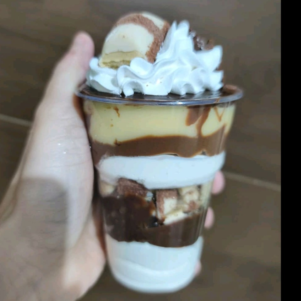 Mousse de leite Ninho, brigadeiro gourmet, pedaços de Kinder Bueno ,Nutella  e brigadeiro de leite Ninho com chantilly para decorar..