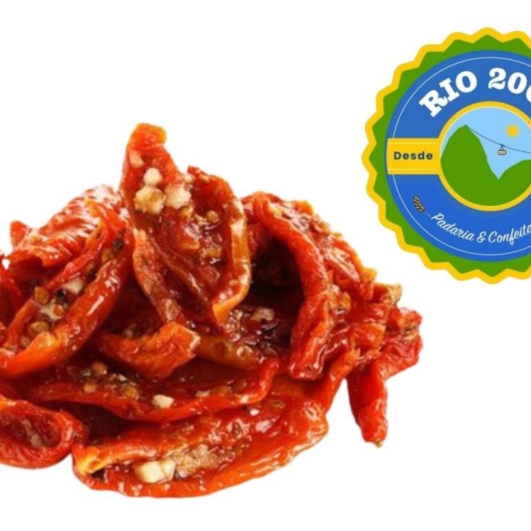 Delicie-se com nosso tomate seco a granel, cuidadosamente selecionado e pesado em porções de 100 gramas. Este ingrediente versátil, vindo diretamente de produtores confiáveis, é meticulosamente seco para preservar todo o seu sabor rico e concentrado. Perfeito para adicionar um toque gourmet a qualquer prato, desde saladas a massas, ou simplesmente para apreciar como um petisco deliciosamente tangy. Sendo parte da categoria de laticínios, ele é o complemento ideal para queijos variados, proporcionando um contraste maravilhoso de sabores. Experimente e eleve suas refeições ao próximo nível com nosso Tomate Seco a Granel.