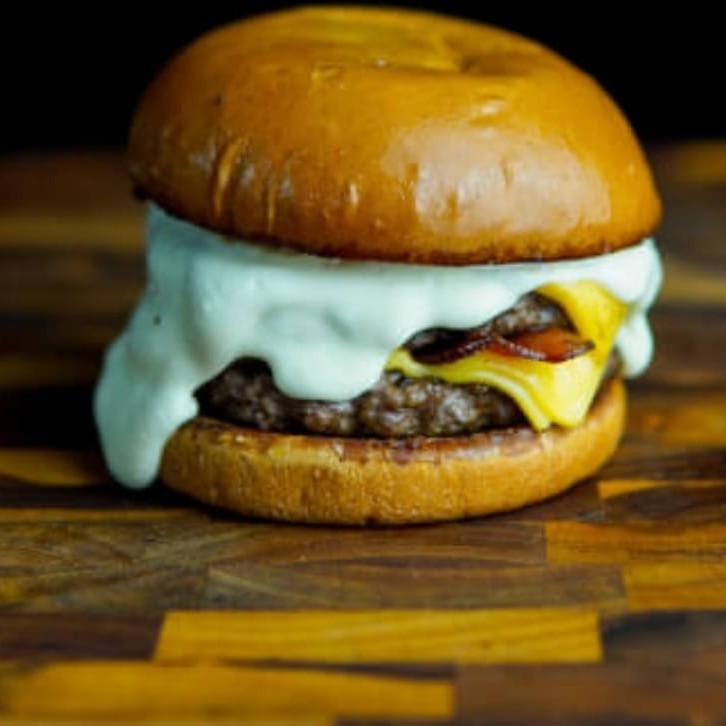 Pão Brioche, 2 Blend 180g , 4 Fatias de Queijo Prato, 2 Fatias de Bacon e Cream Cheese Polenghi