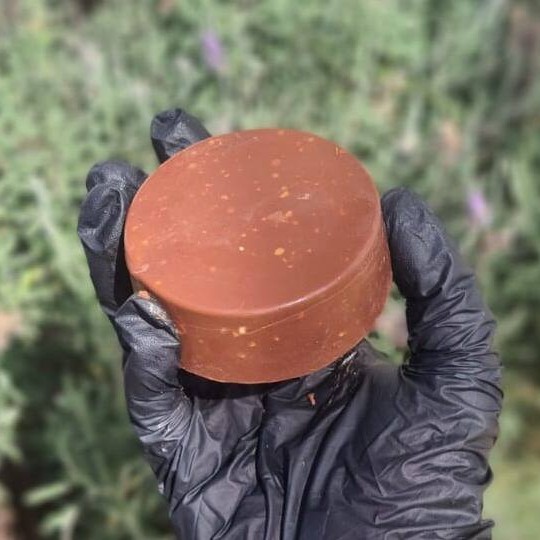 Casquinha de cobertura de chocolate com castanhas trituradas, Nutella pura, recheio de brigadeiro 50% e um ferrero inteiro dentro.