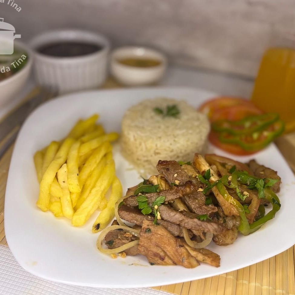Tiras de Contra Filé e frango com cebola, tomate e pimentão! Acompanha arroz. Feijão e fritas!