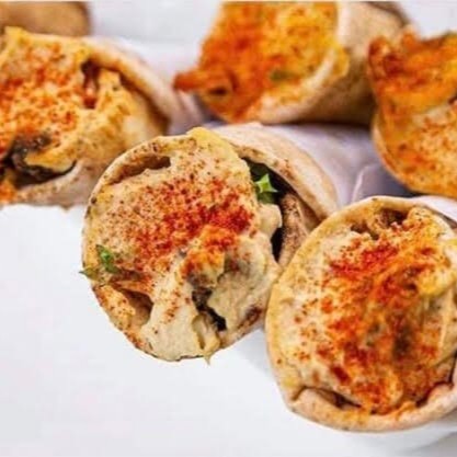 Kafta assada , homus , cebola caramelizada no pao arabe