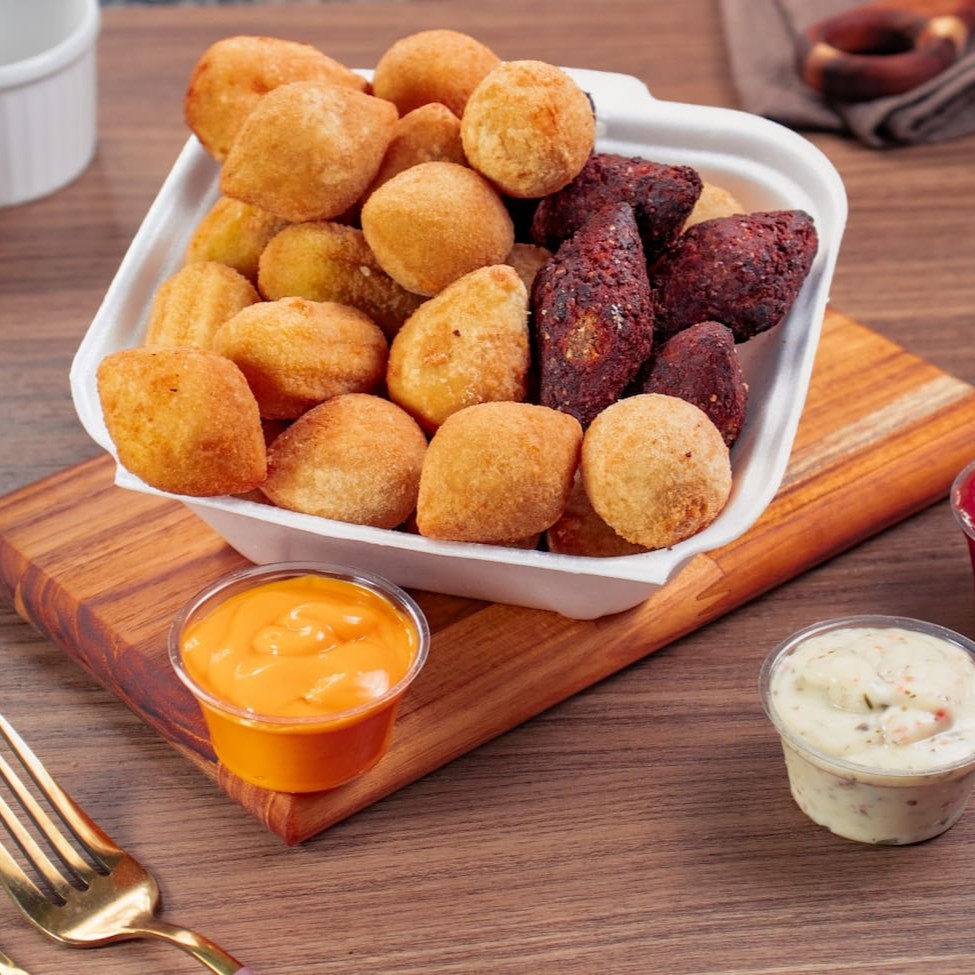 Aqui Você vai Provar o Motivo deles Serem Premiun. Podendo Escolher os Salgados que Mais Gosta. Sequinhos Caprichados no Recheio e o Melhor de Tudo Frito Na Hora. Não está afim de Almoçar comida pede Salgado. Não está afim de Pedir marmita Pede Salgado Não Quer Jantar Hoje, Pede Salgado Todos são de 20g cada