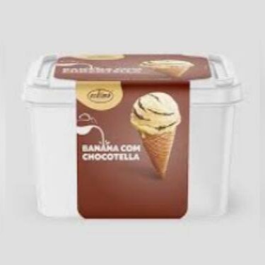 Apresentamos nosso irresistível 'Banana com Chocotella', um primor da categoria 'Potes de 2 Litros'. Este é um sorvete cujo sabor de banana encantadoramente doce se une harmoniosamente ao rico e indulgente creme de avelã, criando uma combinação divina que é simplesmente irresistível. É o nosso número 1 em vendas em todas as nossas lojas físicas, um autêntico best-seller que encanta a todos com seu sabor inigualável. Experimente e deixe-se seduzir por esta deliciosa tentação.