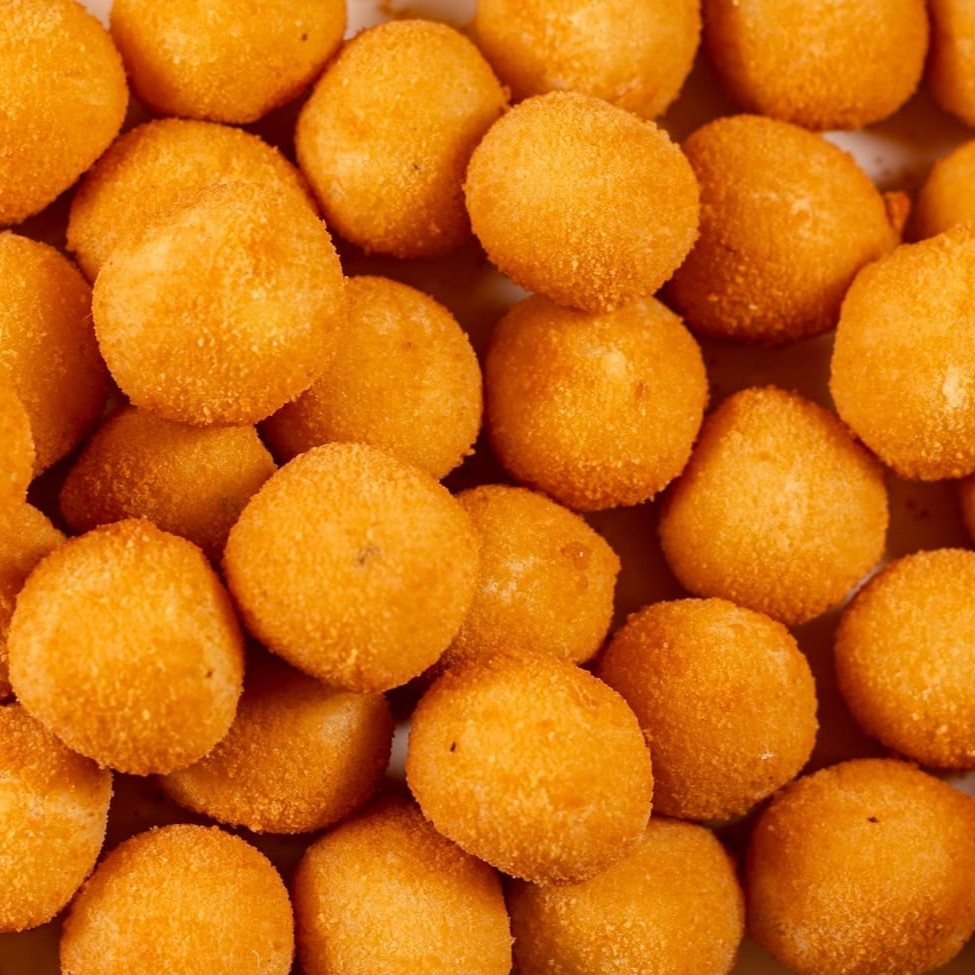 Bolinha crocante no sabor queijo com um toque especial para derreter em sua boca.