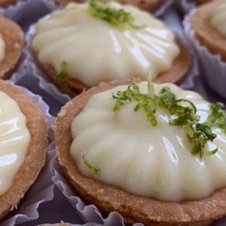 Torta de limão é uma torta cozida no forno e recheada com um creme a base de limão. Um dos doces mais pedidos da casa.