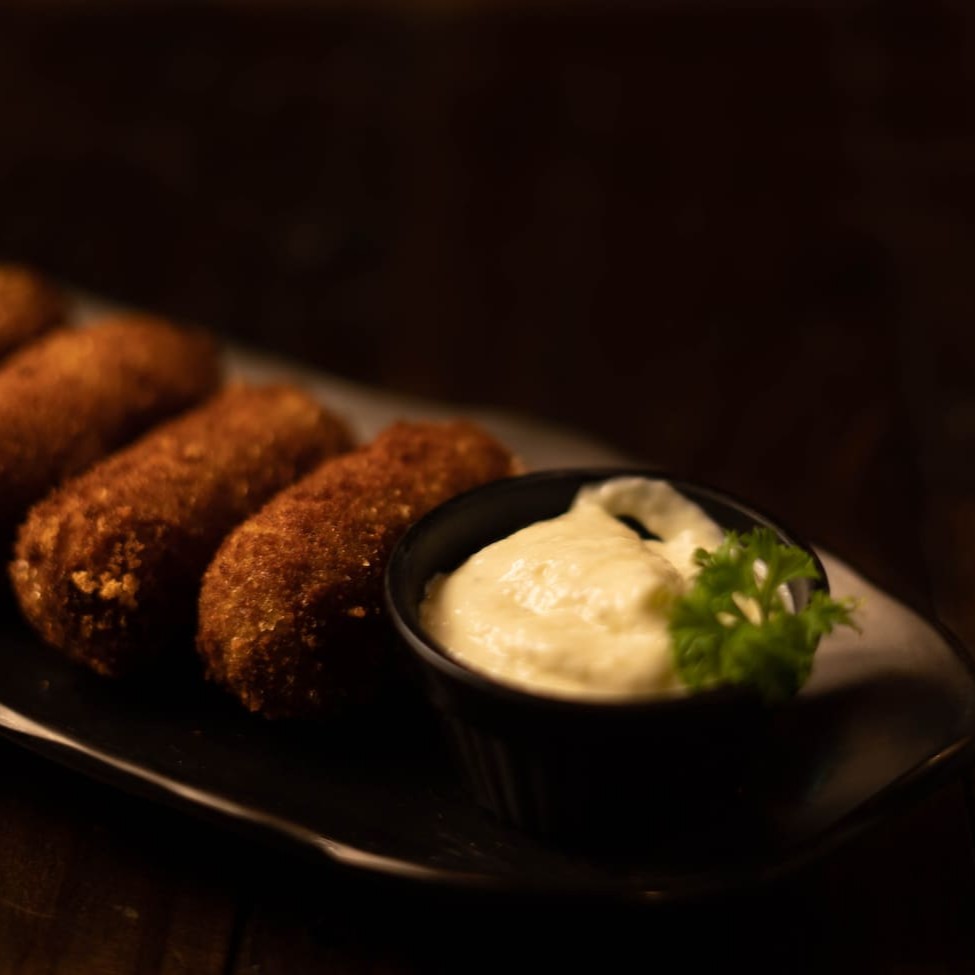 Croquete sem massa, feito com brisket defumado na casa, Catupiry, mozarela e empanado na farinha panko. Acompanha maionese de picles. (5 unidades)