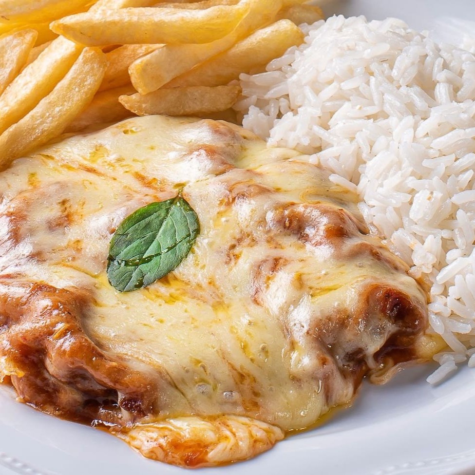 Nosso delicioso e suculento frango à parmegiana, acompanhado de arroz branco, feijão, macarrão, fritas, farofa e salada a sua escolha.