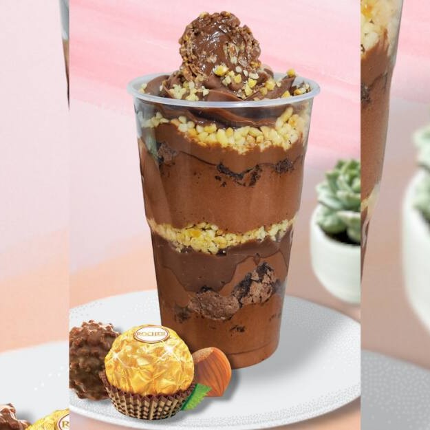 Para quem gosta de Chocolate com amendoim, essa é a pedida certa.  Ele é servido no copo de 300ml e suas camadas compõem: Mousse de cacau 50%, o melhor Brownie do brasil, Amendoim, um Brigadeiro de Cacau 50% cremoso, Nutella e metade de um Ferrero no topo, que não pode faltar. ___Esse produto é servido Gelado.___           ______Tags______________ Bolo, Brownie, copo da felicidade, bolo no pote, coca cola, chocolate, cookie, Nutella, Ninho, ferrero rocher, Brownie no pote, morango, chocolate, brigadeiro, bolo vulcão, torta cookie, doces, chocolate, confeitaria, engenhoca , fonseca, Niterói Entrega grátis, taxa grátis, cupom de desconto, banoffe, Bombom de uva, Kinder bueno, red velvet, maracujá.