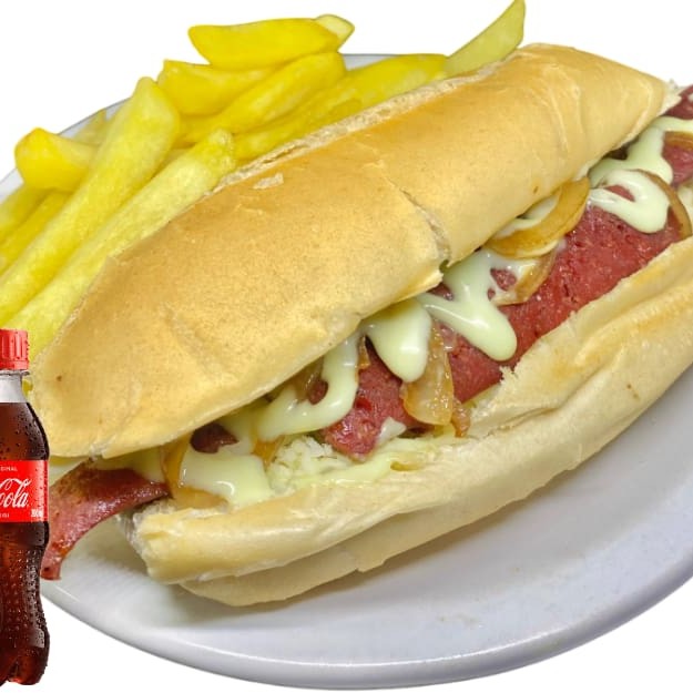 Combo Sanduíche Artesanal de Linguiça + Batata Frita + Coca-Cola 200ml Uma explosão de sabor em cada mordida! Sanduíche artesanal recheado com linguiça suculenta, molho verde especial da casa, queijo muçarela derretido e cebola ao shoyu no pão macio e levemente tostado. Acompanha batata frita crocante e uma Coca-Cola gelada de 200ml para completar essa experiência deliciosa. Ideal para quem ama um