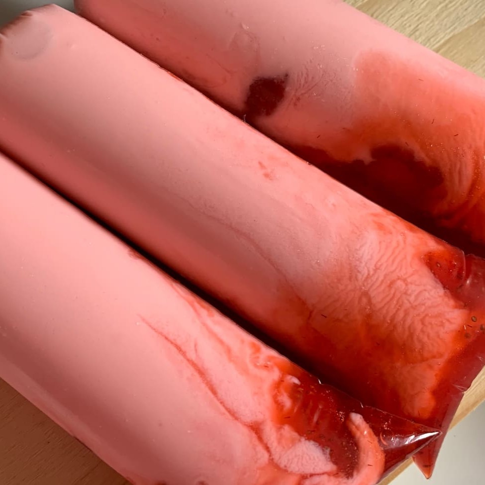 Nosso sacolé gourmet de morango é a junção do mousse de morango cremoso com uma calda 100% artesanal feita com morangos frescos e selecionados. (livre de gordura hidrogenada).