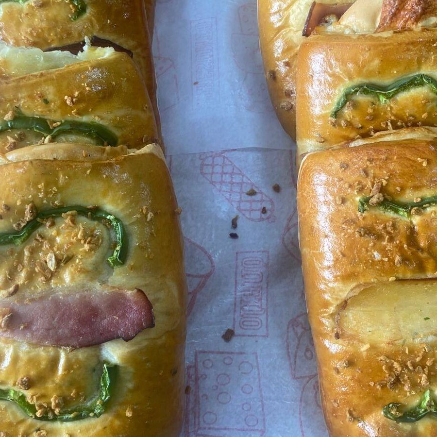 Apresentamos nosso 'Joelho de Queijo com Presunto', uma estrela da nossa categoria 'Salgados Maravilhosos'. Este prato é uma exuberante combinação de sabores, apresentando um presunto suculento e saboroso, envolto por um queijo derretido e irresistível. A textura do nosso joelho de queijo é inigualável, crocante por fora e macio por dentro, tornando cada mordida uma experiência culinária única. Ideal para um lanche rápido ou um aperitivo, este salgado é uma verdadeira delícia que vai deixar o seu paladar pedindo mais.