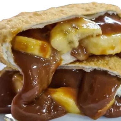 O 'Nutella Original com Banana' faz parte do nosso seleto menu de Pastéis Premium. A receita leva cremosa e rica Nutella, cuidadosamente combinada com bananas frescas e maduras, resultando em um pastel gourmet de incrível sabor e textura irresistíveis. A qualidade é uma assinatura do nosso estabelecimento, Inspiração Gourmet, e neste prato, ela se destaca de maneira inigualável. Convidamos você a fazer seu pedido e surpreender-se com a explosão de sabores que é o nosso pastel gourmet. É mais que um pastel, é uma experiência gastronômica inesquecível!