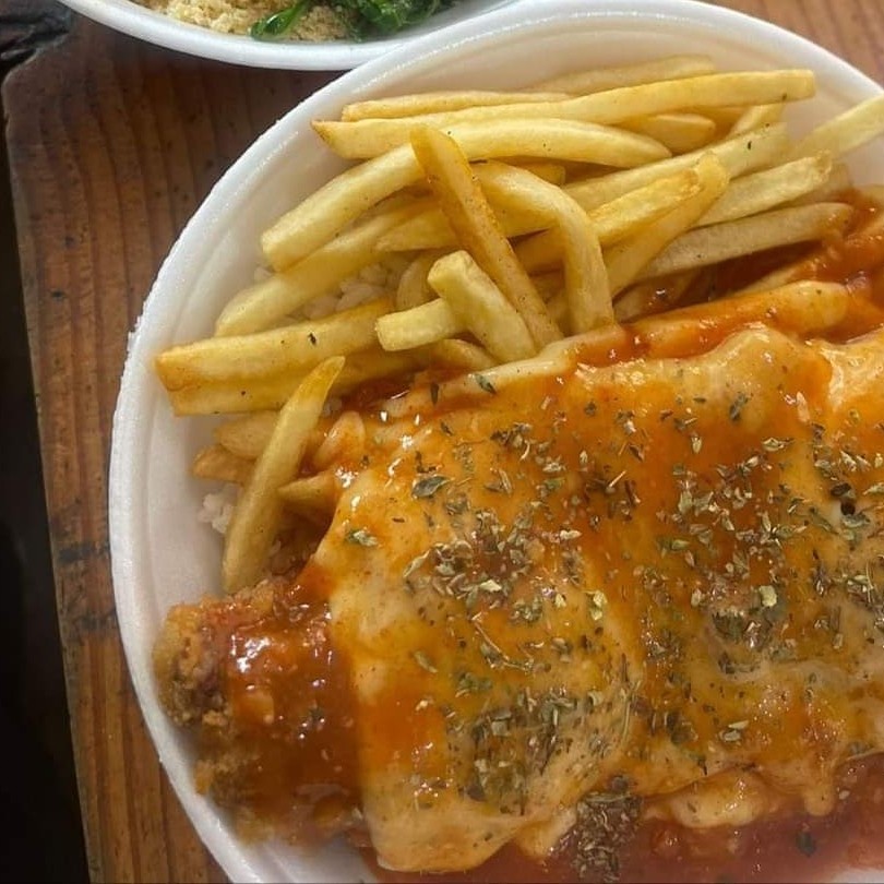 Um delicioso frango a Parmegiana  Com batata frita