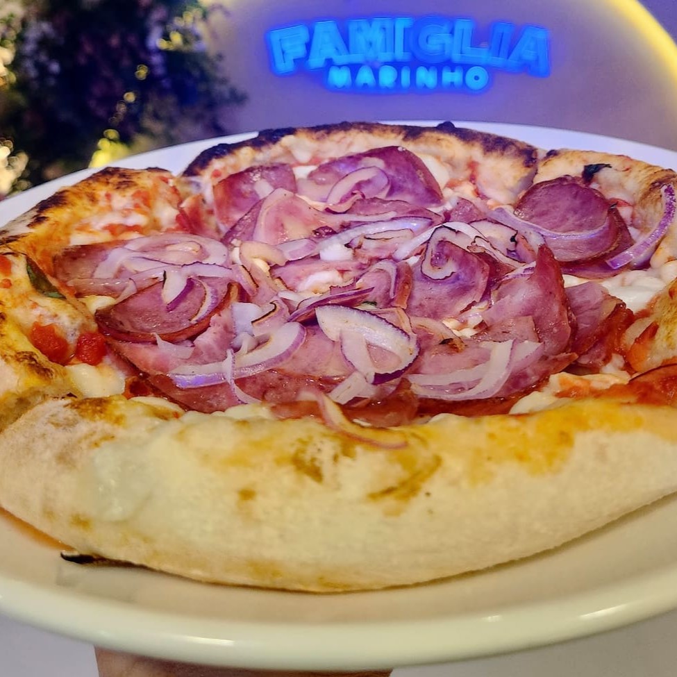 Nossa pizza artesanal com deliciosa base de molho de tomate pelati, coberta com muçarela de búfala, calabresa especial, cebola roxa e um toque de orégano.