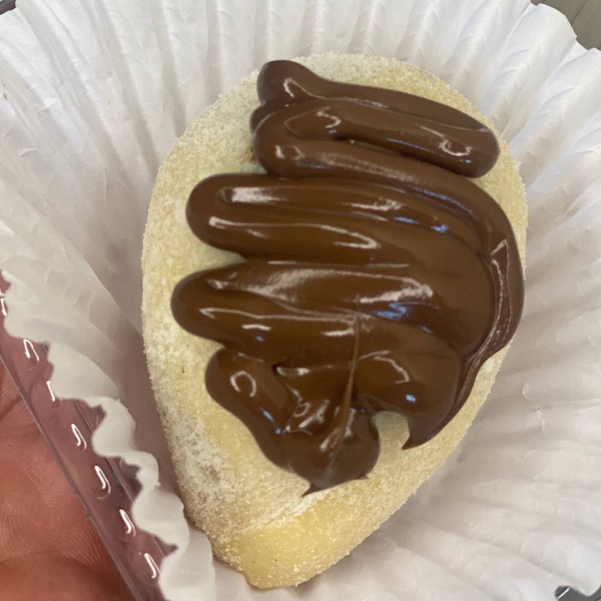 Uma massa de brigadeiro de Ninho, recheada com um morango e finalizada com muita Nutella