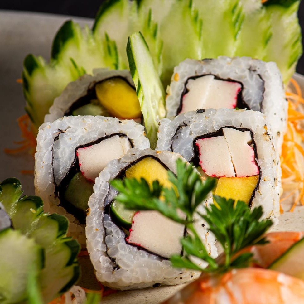 Arroz, kani, manga, pepino e cream cheese