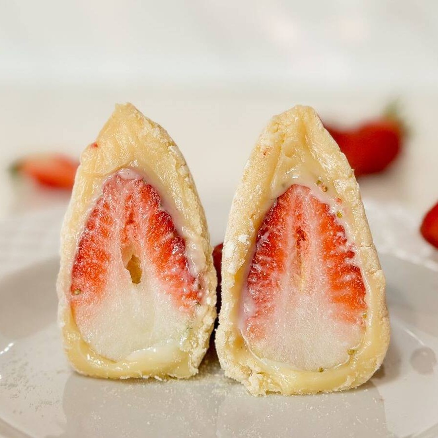 A nossa irresistível Coxinha de Ninho com Morango, da categoria 'Paixão por Coxinhas!', é um verdadeiro deleite para o paladar. Ela é cuidadosamente confeccionada com um suave e cremoso brigadeiro de Ninho, que envolve de maneira perfeita o saboroso recheio de morangos frescos. Cada mordida é uma experiência única, onde a doçura do brigadeiro de Ninho se une à acidez equilibrada dos morangos, resultando em um contraste surpreendente e delicioso. Permita-se encantar por essa tentação irresistível!