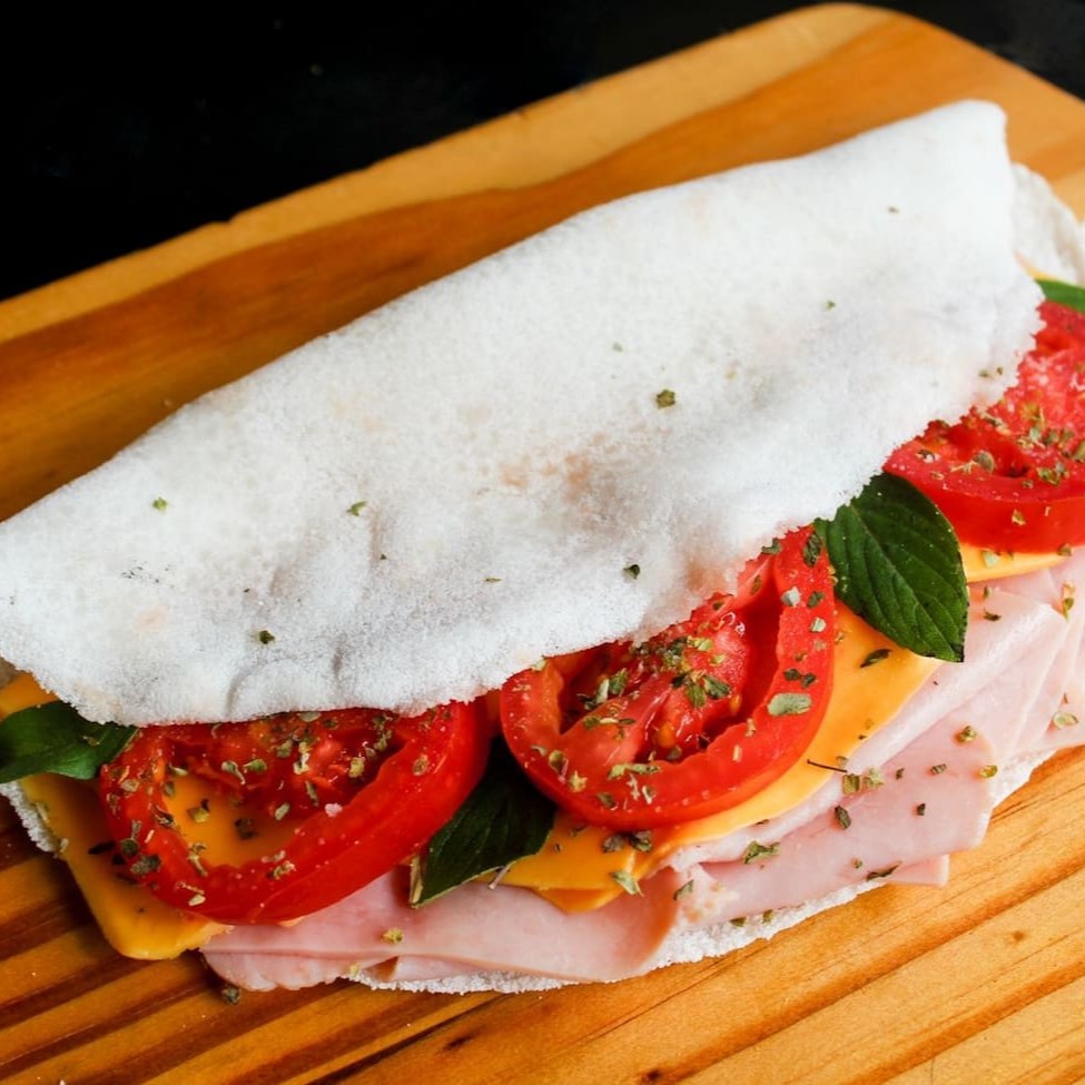 Aproveite a incrível promoção ao comprar uma irresistível tapioca, leve outra gratuitamente! Seu pedido será preparado com todo o cuidado e carinho que você merece, seguindo as rigorosas normas de qualidade da Imperial Botafogo. Saboreie uma das opções mais pedidas do nosso cardápio, feita com ingredientes selecionados e servida fresquinha. Não perca esta oportunidade de desfrutar de uma experiência gastronômica única, cheia de sabor e tradição!.