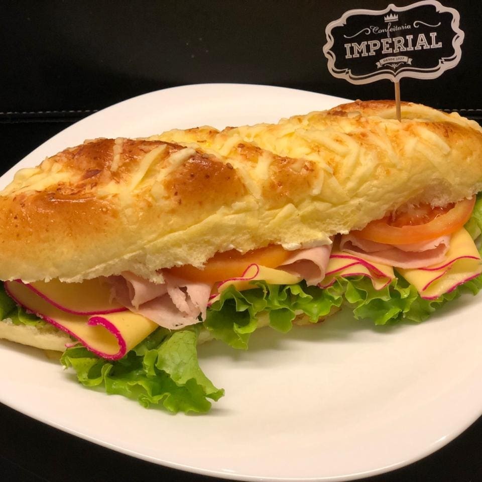 Pão veneza 25 cm com peito de peru e queijo bola , alface e cream cheese