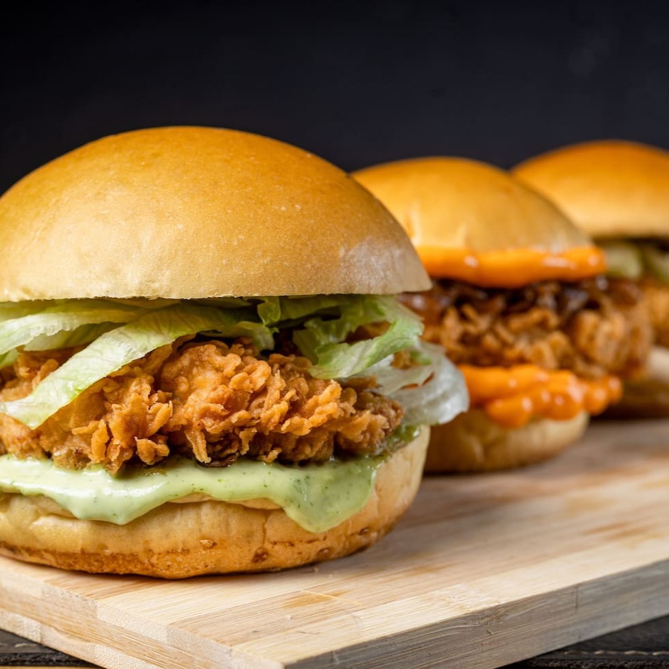 Escolha 3 sanduíches entre Croc Salad, Croc Melt e Croc Picles — todos crocantes, recheados e prontos pra explodir sabor! Combo perfeito pra matar a fome com muita crocância e variedade. Aproveite e peça já!