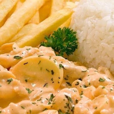 Strogonoff de camarão + arroz soltinho + batata palha + 1 complemento a sua escolha entre milho ou champignon ️