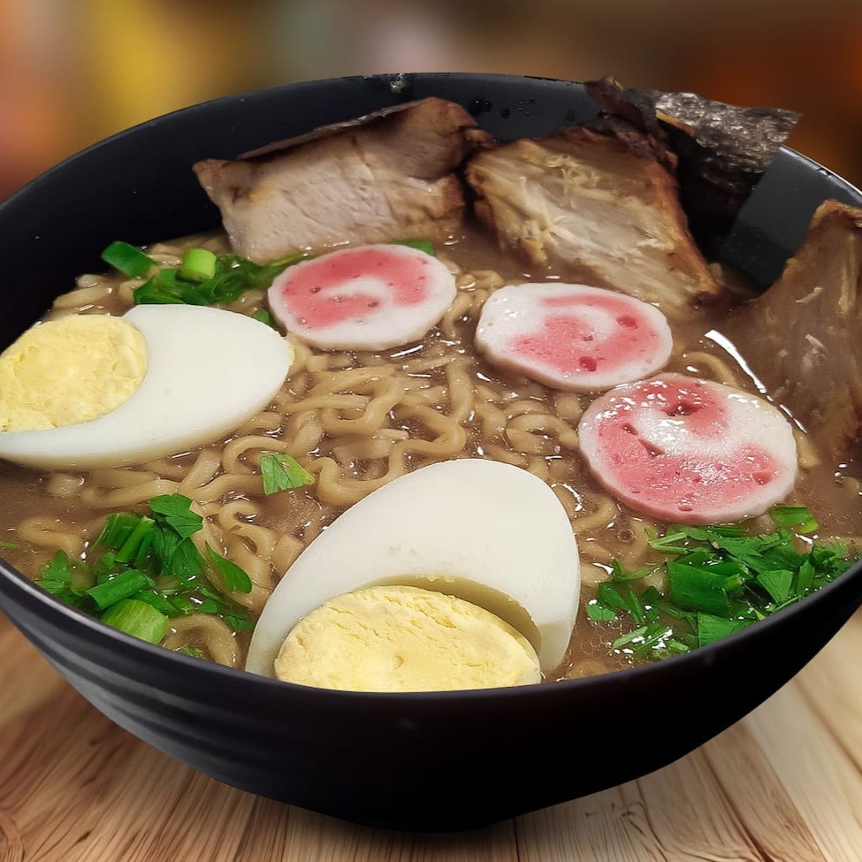 Caldo de missô, lámen fresco, Narutomaki, lombo suíno, ovo cozido e cebolinha.