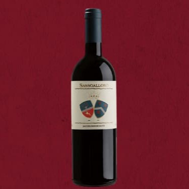 Verdadeiro superstar toscano, o Sassoalloro é um grande sucesso, combinando intensidade, concentração e riqueza aromática com muita classe e um toque aristocrático. Trata-se de um vinho profundo e moderno, delicioso de se beber. Altamente recomendado!