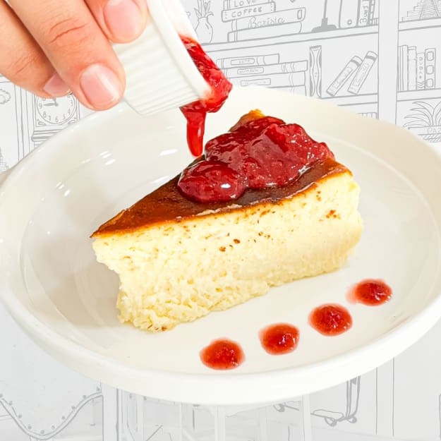 Torta de origem espanhola a base de cream cheese, extremamente cremosa que derrete na boca, com uma casquinha caramelizada acompanhada da nossa geleia de morango artesanal