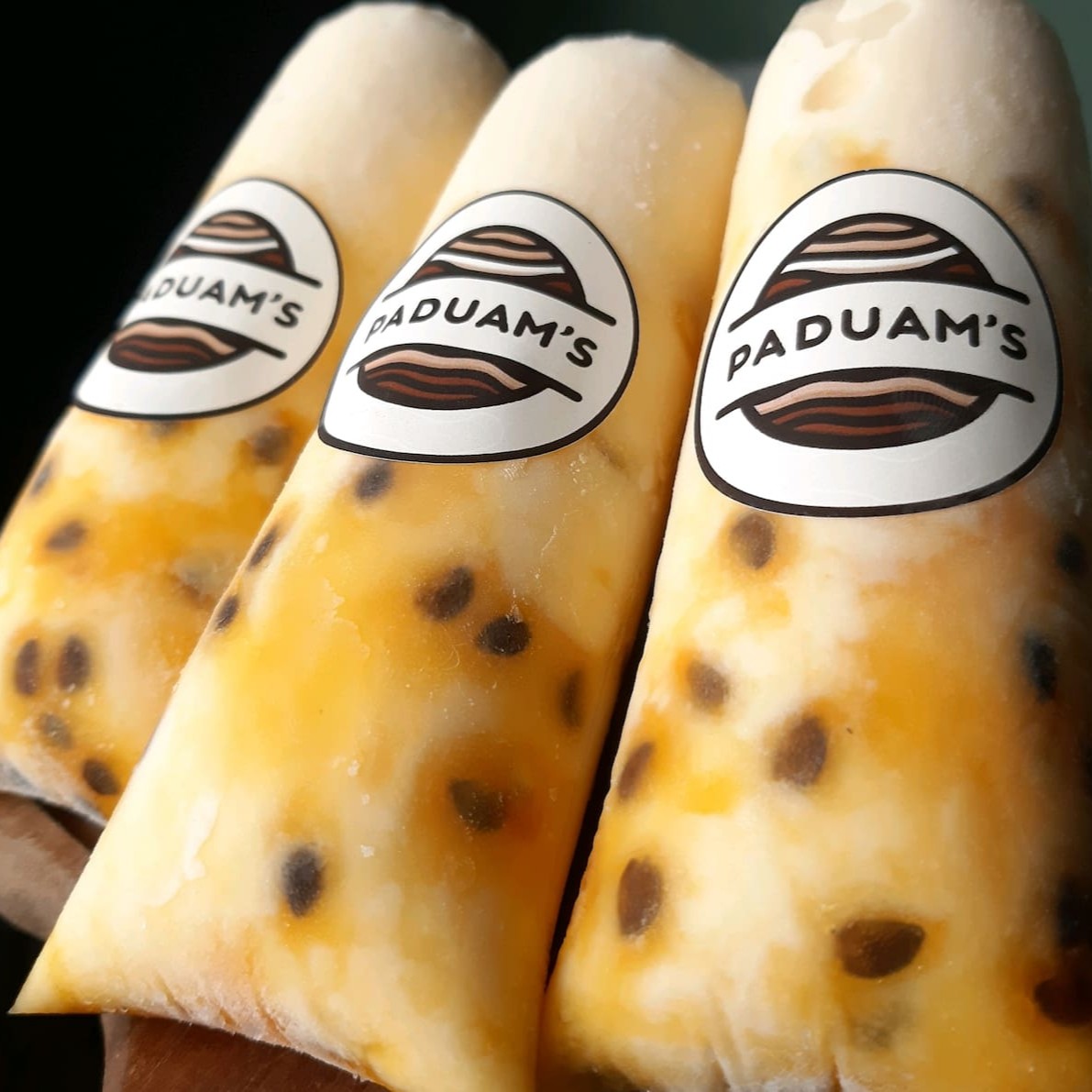 Refrescante e com sabor marcante! Feito com uma deliciosa geleia artesanal de maracujá. Um toque tropical inesquecível, perfeito para quem ama equilíbrio entre o doce e o azedinho. Ideal para os dias quentes ou para se sentir no verão o ano inteiro!