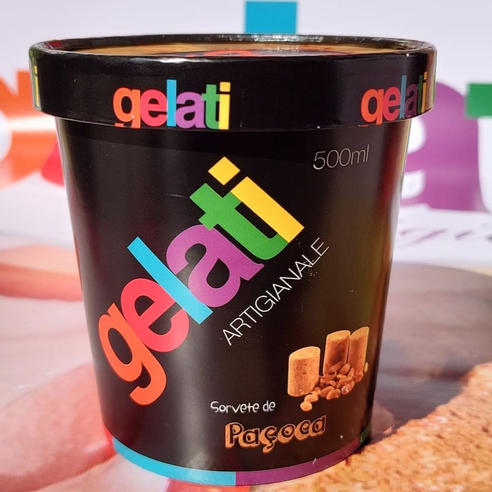 Sorvete artesanal de paçoca feito com creme de amendoim mesclado com maravilhosos pedaços de paçoca.