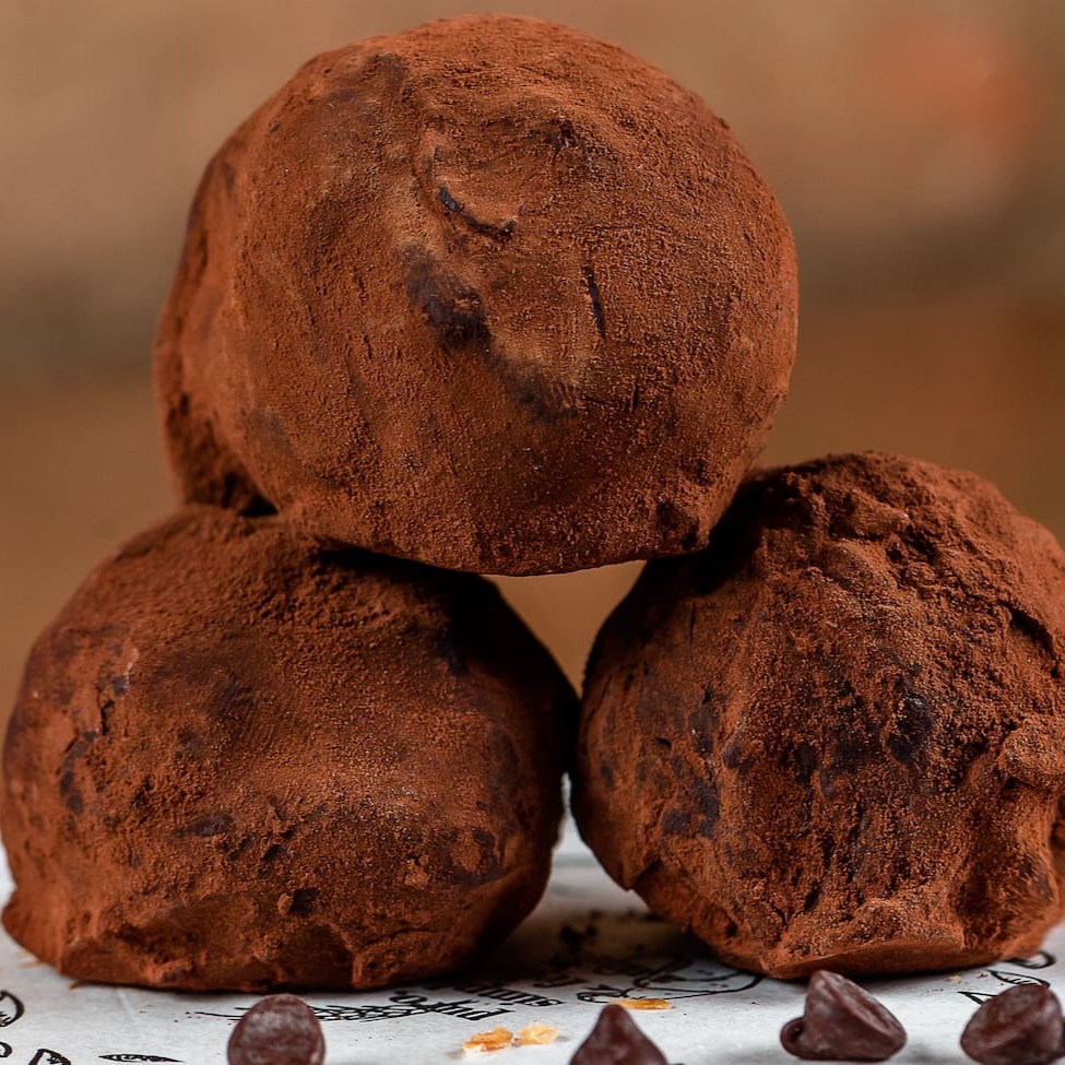 Mousse de chocolate Belga Callebaut, finalizado com cacau em pó Belga