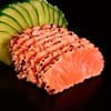 Sashimi de salmão levemente selado com gergelim.
