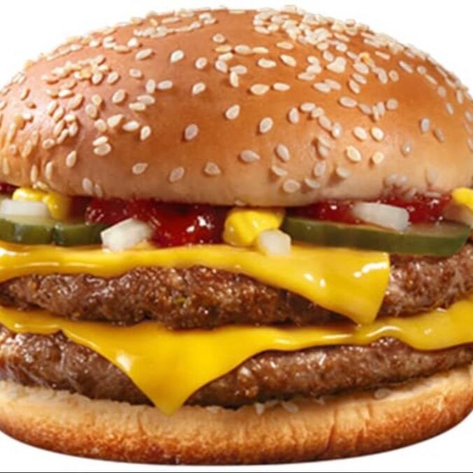 Apresentando o 'Duplo Quarteirão Yakuza' da categoria 'Yakuza Burgers': Uma experiência gastronômica incomparável. Este deslumbrante prato apresenta um pão de gergelim irresistivelmente fresco, envolvendo dois suculentos hambúrgueres de picanha, pesando 120 gramas cada, preparados à perfeição. Acompanhando, temos quatro generosas fatias de queijo cheddar derretido, acrescentando uma rica cremosidade à mistura. Para finalizar, o sabor é realçado com a adição de ketchup, mostarda e cebola picada cuidadosamente. Uma explosão de sabores que promete cativar o seu paladar.