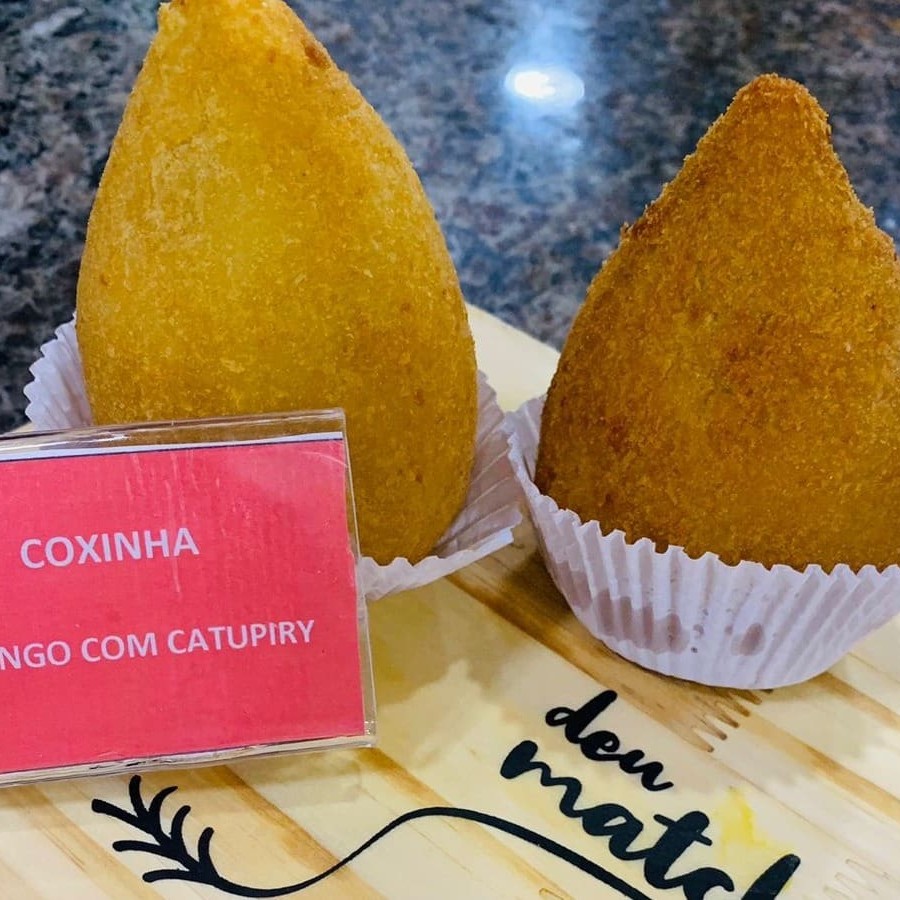 Coxinha de frango, um clássico irresistível que combina uma massa crocante com um recheio suculento.