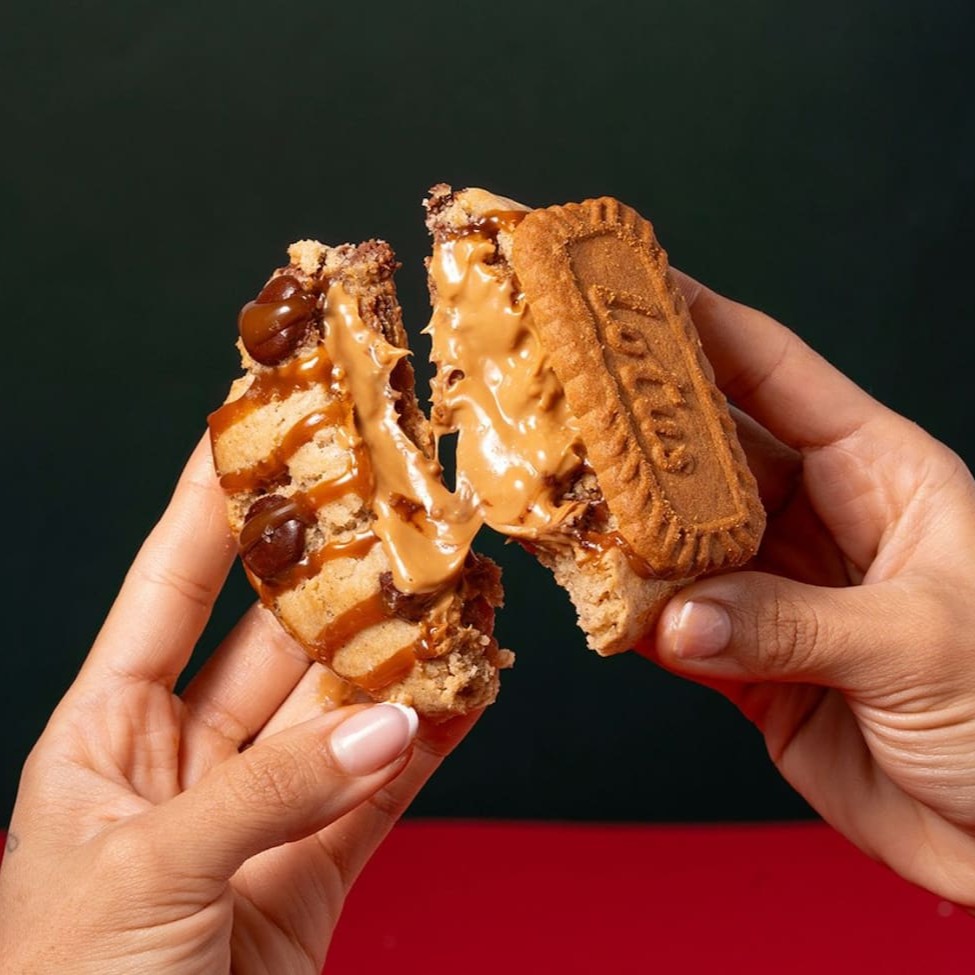 Feito com recheio cremoso de Lotus e uma combinação especial de especiarias, esse cookie entrega um sabor marcante e perfeitamente equilibrado, com caramelo e um toque delicado de flor de sal. Finalizado com o crocante biscoito Lotus, reúne intensidade, cremosidade e textura em uma receita simplesmente irresistível da American Cookies.
Alérgicos: contém canela e noz-moscada.
#Sosnatal