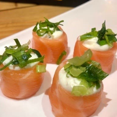Enrolado de salmão, cream cheese com cebolinha, porção com 6 unidades.