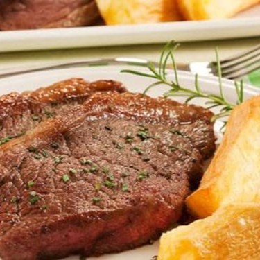 Picanha macia e suculenta, grelhada no ponto certo e servida com mandioca frita dourada e crocante, acompanhada de arroz branco soltinho. Um clássico completo que combina o sabor inconfundível da carne premium com o toque rústico da mandioca e o equilíbrio do arroz, perfeito para uma refeição deliciosa e satisfatória.