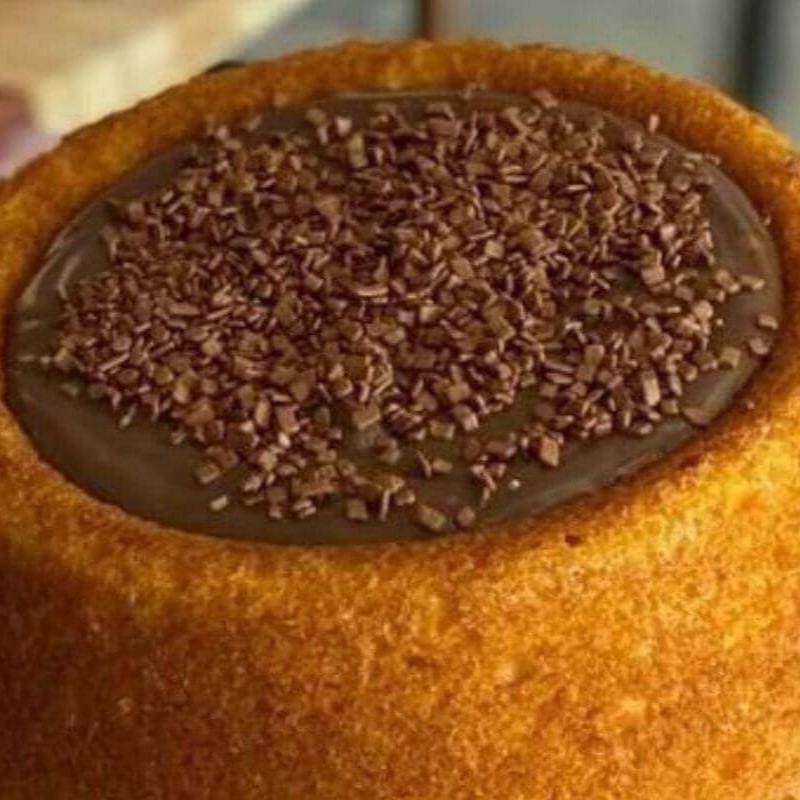 Este bolo tem um charme especial: uma forma côncava que recebe muita calda, criando um dilúvio delicioso de sabor. Bolo: cenoura Calda: brigadeiro com granulado